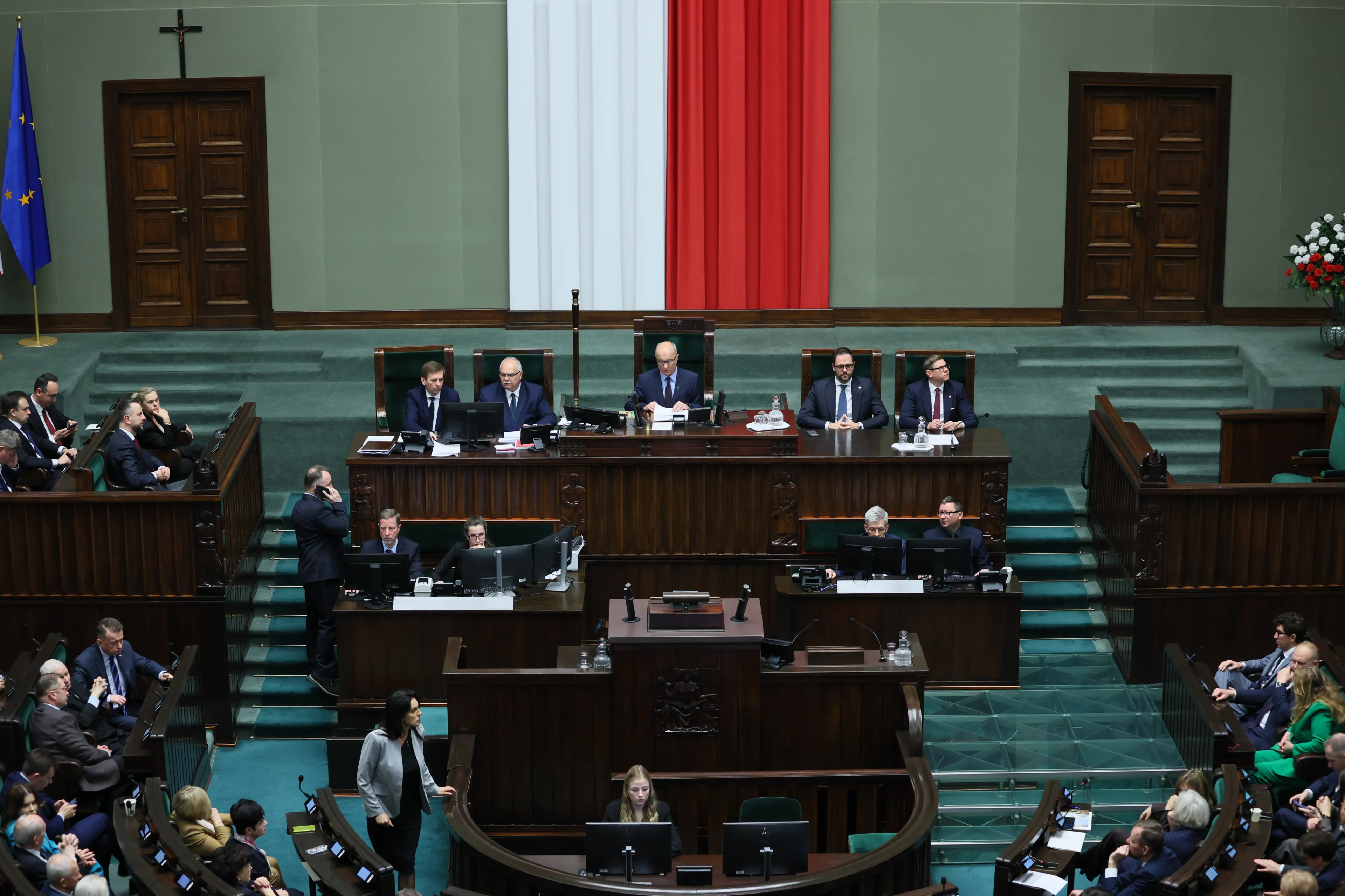 Tak głosowaliby dziś Polacy. Dwie partie z koalicji rządzącej poza Sejmem [SONDAŻ]