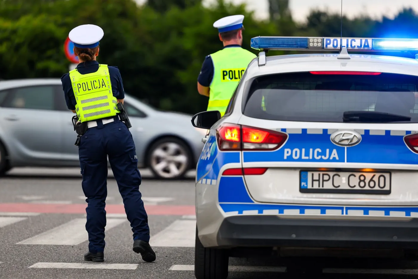 Policjant, kontrola drogowa, drogówka, radiowóz