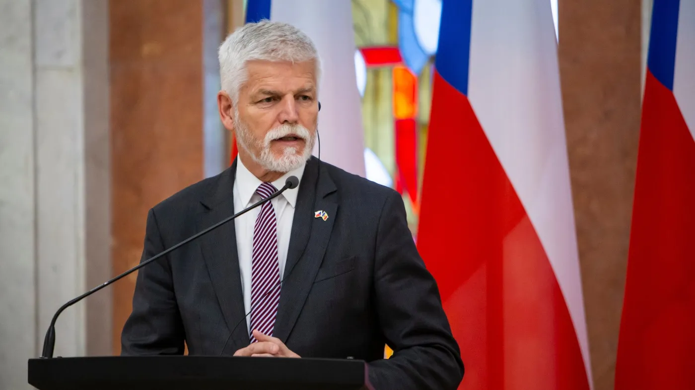 Prezydent z aparatem przy torze. Petr Pavel członkiem klubu dziennikarzy sportowych