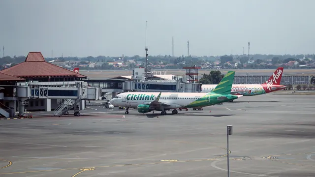 Erupcja wulkanu paraliżuje Indonezję. Loty odwołane, władze planują zasiew chmur