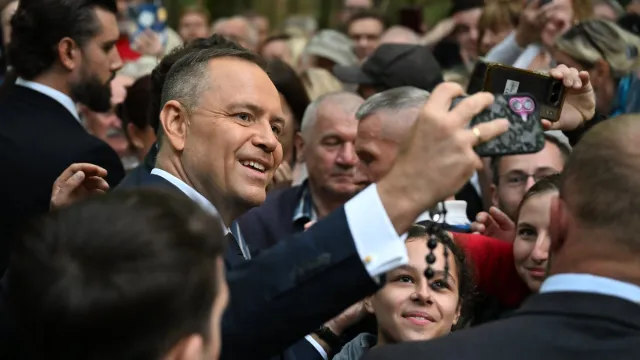 Ukrainiec z maczetą w ręku tuż obok prezydenta Karola Nawrockiego. Burza w internecie