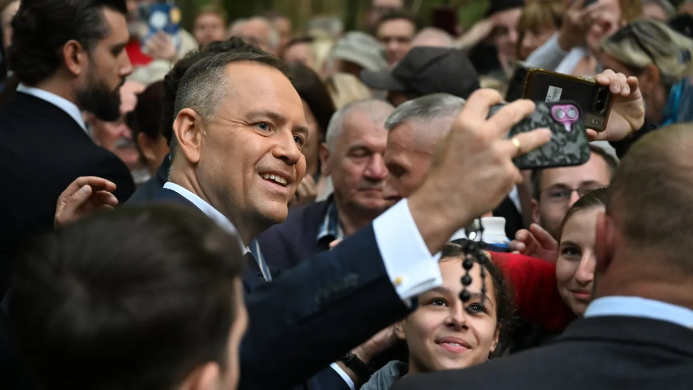 Ukrainiec z maczetą w ręku tuż obok prezydenta Karola Nawrockiego. Burza w internecie