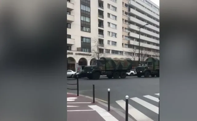 Wojskowe ciężarówki na ulicach Paryża. Francja "zamknięta" [WIDEO]