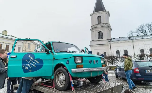 Tom Hanks dostanie malucha z Polski. Fiata 126p dla amerykańskiego aktora znaleziono w Suwałkach [FOTO]