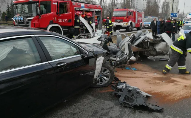 Drastyczny wypadek z udziałem BMW dyplomaty. Z hondy zostały zgliszcza, poszkodowanych sześć osób [FOTO]