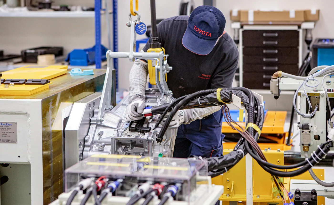 Toyota uruchomiła w Polsce kluczowe centrum napędów hybrydowych. Koncern sypie miliardami