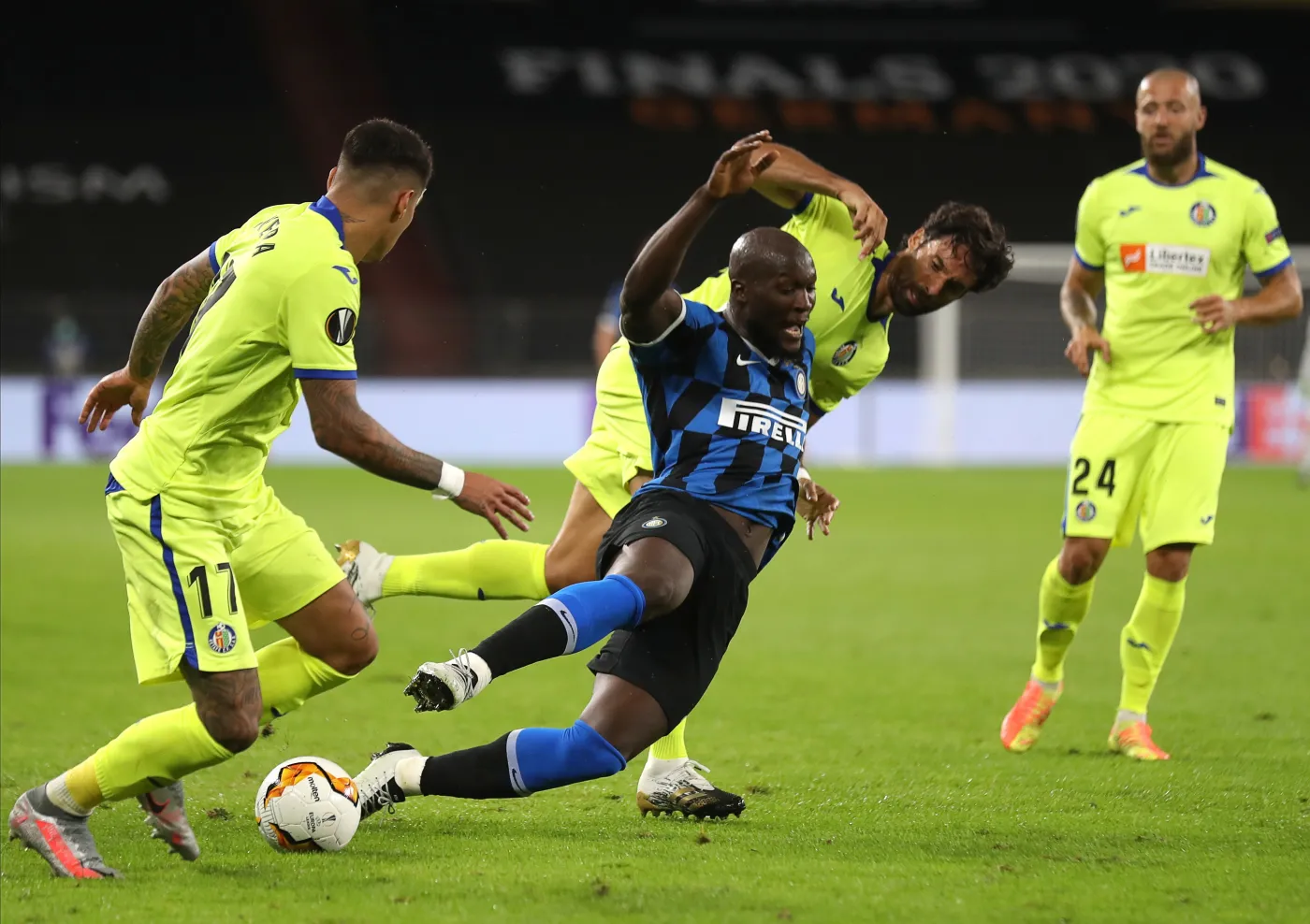 Romelu Lukaku, Xabier Etxeita i Mathias Olivera