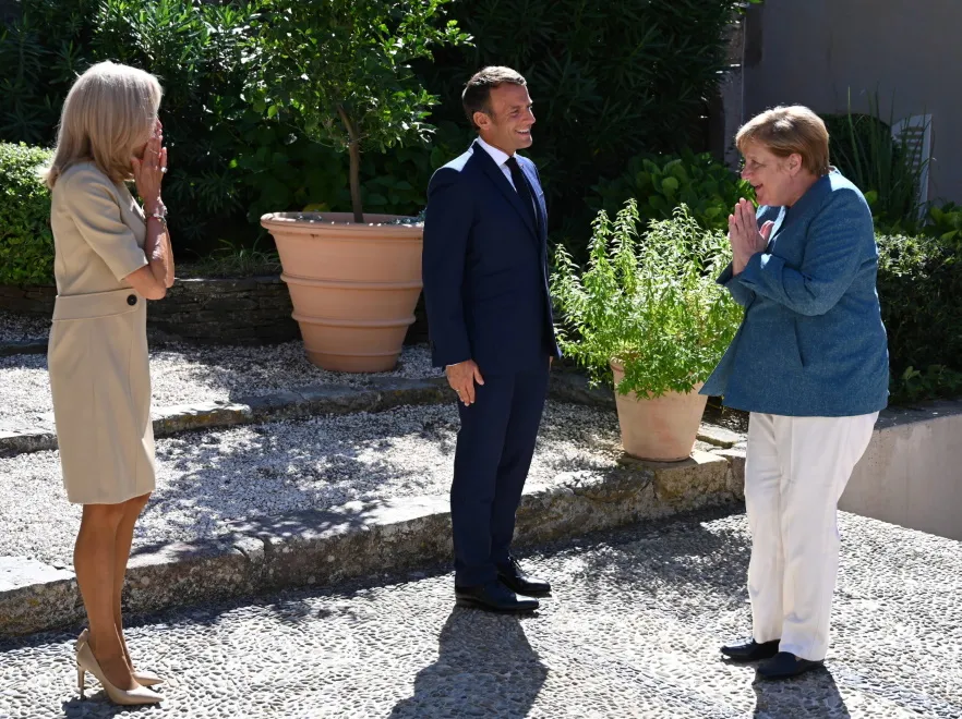 Bycie równolatką nic nie znaczy. Brigitte Macron nie dała Angeli Merkel szans, by zabłysnęła prezencją