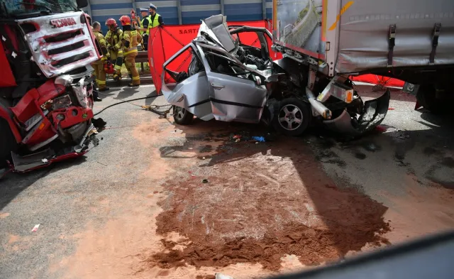 Śmiertelny wypadek na S8. Auto zmiażdżone przez tiry [WIDEO]