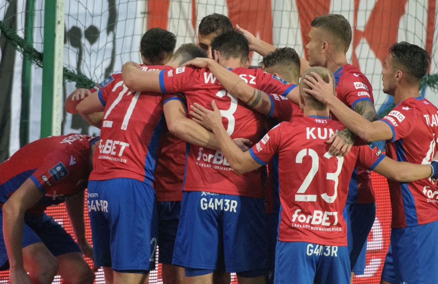 Ekstraklasa: Trzy gole i trzy punkty. Raków dogonił lidera