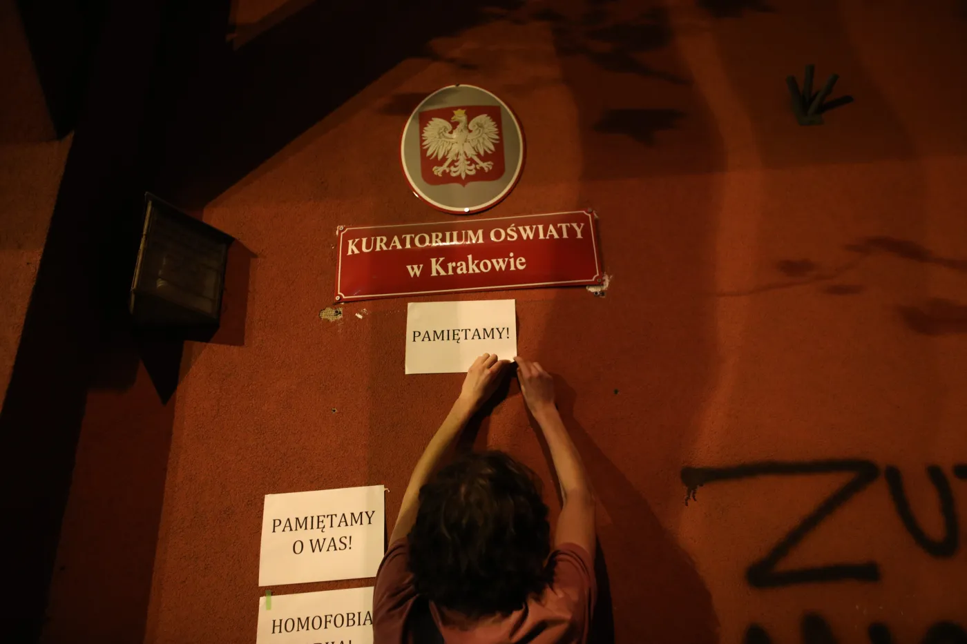 Imiona nieżyjących dzieci LGBT na budynku kuratorium. Barbara Nowak zabrała głos