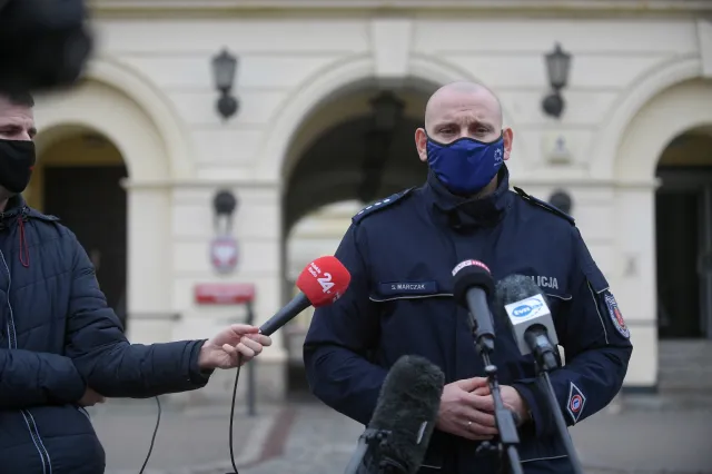 Policja: Zatrzymaliśmy kilkadziesiąt osób. Zdecydowana większość to pseudokibice [WIDEO]