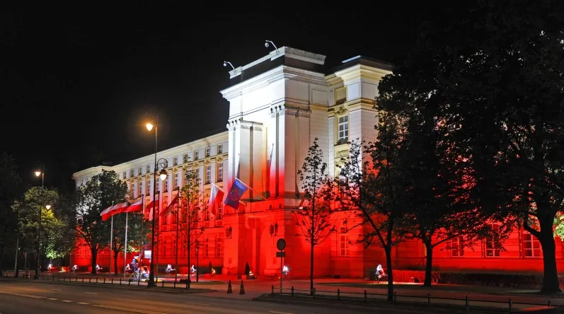 Rolnicy z AgroUnii pod Kancelarią Premiera. Rozstawili krzyż z kwiatów [WIDEO]