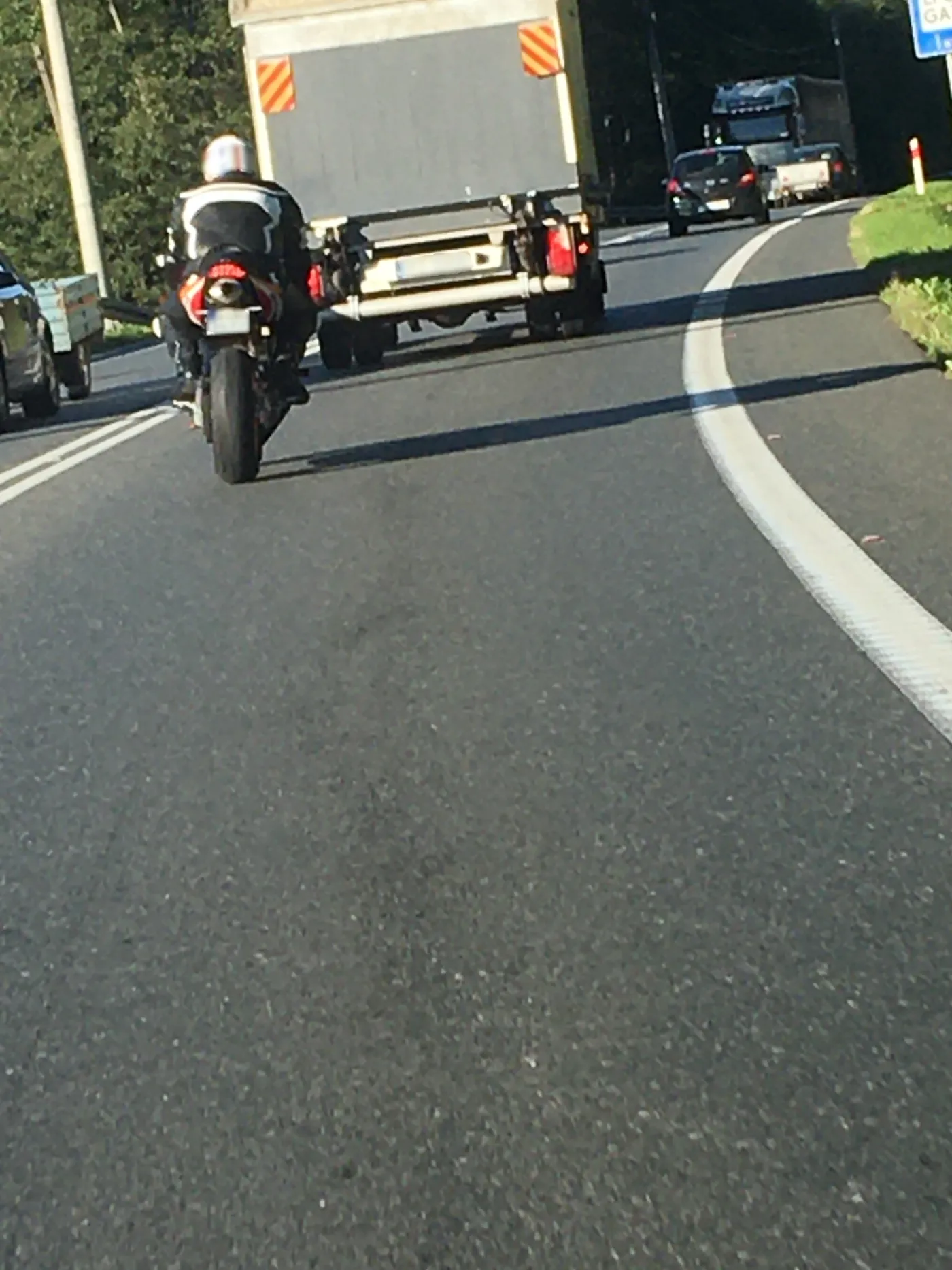 motocyklista-zaskoczony-mandatem-z-fotoradru-31203268.jpg