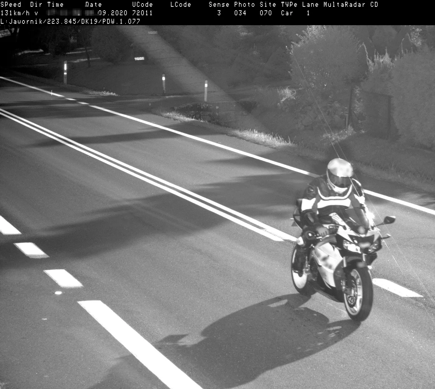motocyklista-zaskoczony-mandatem-z-fotoradru-31203263.jpg