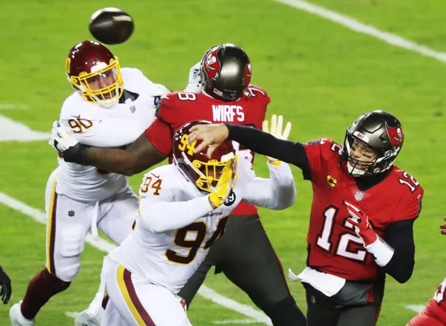 Liga NFL: Weteran Tom Brady poprowadził Buccaneers do ćwierćfinału