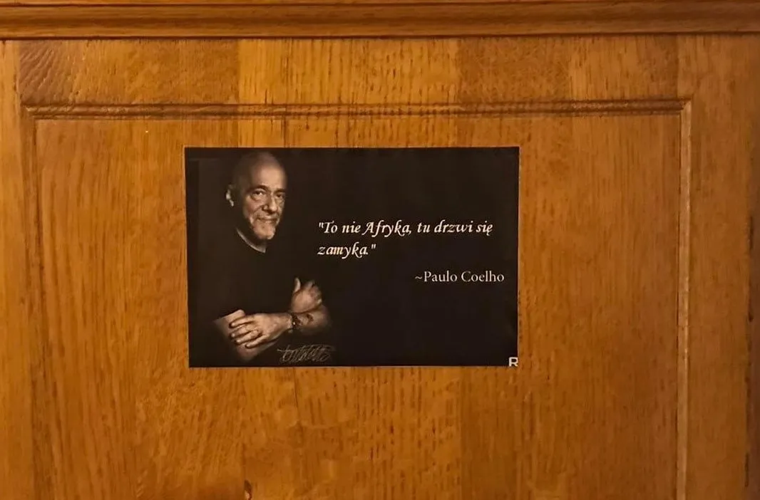 Kontrowersyjna kartka na drzwiach urzędu zajmującego się sprawami uchodźców