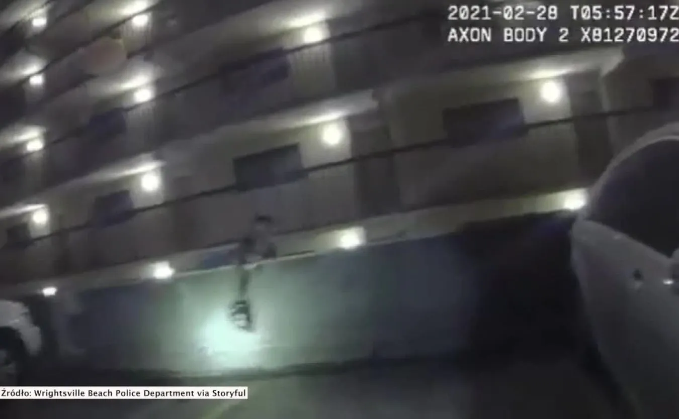 Kobieta zawisła na dachu 12-metrowego budynku. Szybka akcja policji [WIDEO]