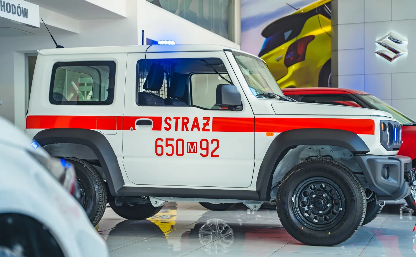 suzuki-jimny-n1-jako-samochod-strazy-pozarnej-37146104.jpg