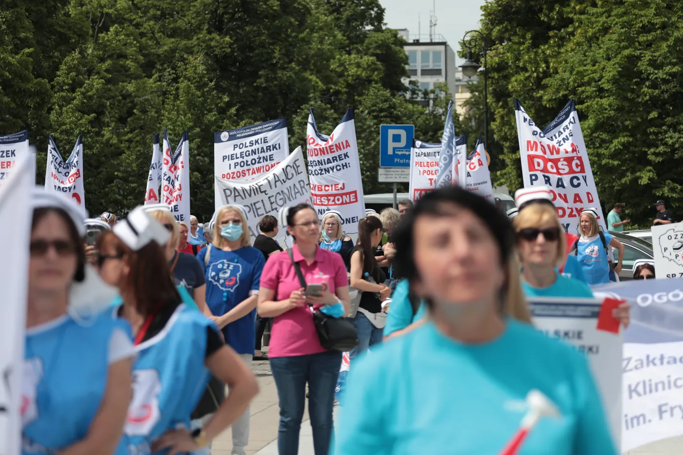 Protest pielęgniarek i położnych przed Sejmem