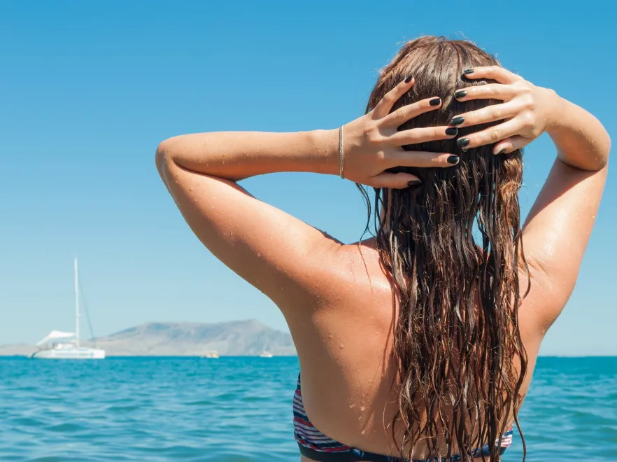 Wakacyjne kąpiele w morzach i basenach a kondycja włosów - TO warto wiedzieć