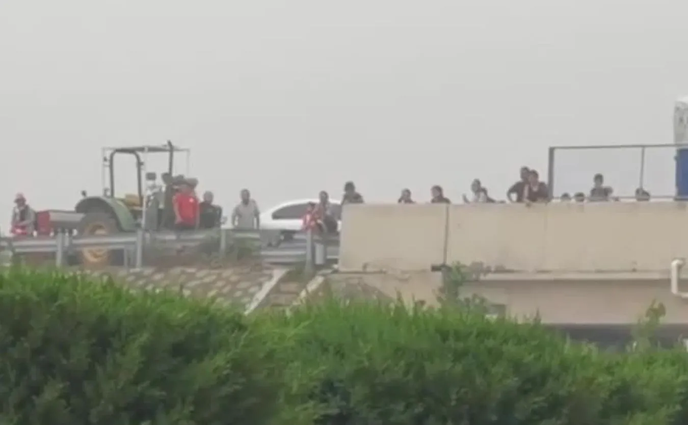 200 osób uwięzionych na zalanym wiadukcie w prowincji Henan. Zobacz WIDEO