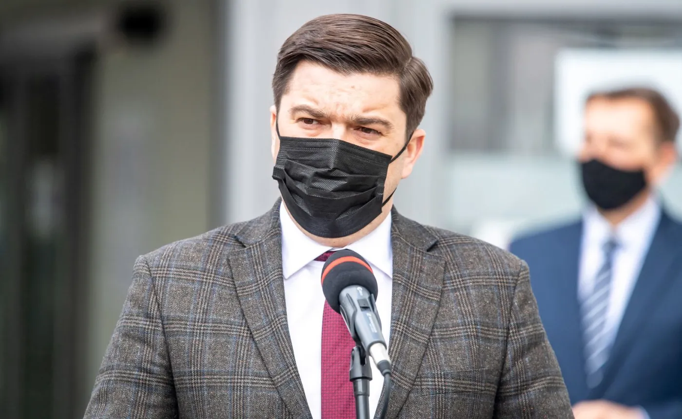 Rzecznik MZ: Najwięcej zakażeń jest wśród nieszczepionych 21-30-latków