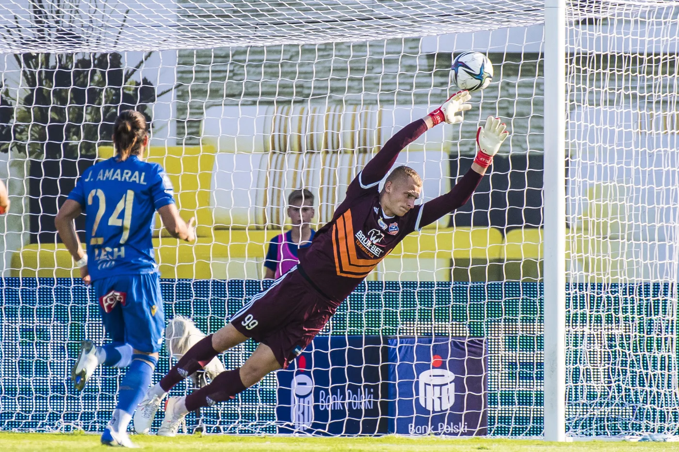 Piłka w bramce gospodarzy po strzale Douglasa