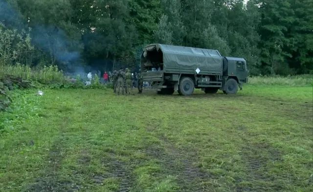 Uchodźcy na granicy polsko-białoruskiej. Morawiecki mówi o "szantażu pana Łukaszenki"