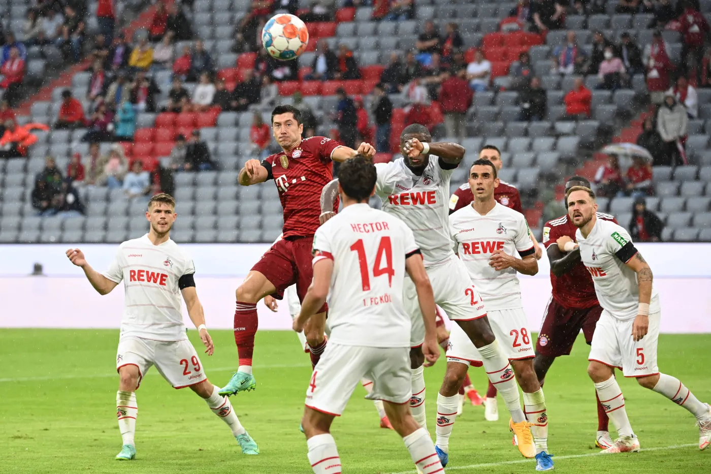 Bayern zwycięski i z rekordem. Kolejny gol Lewandowskiego
