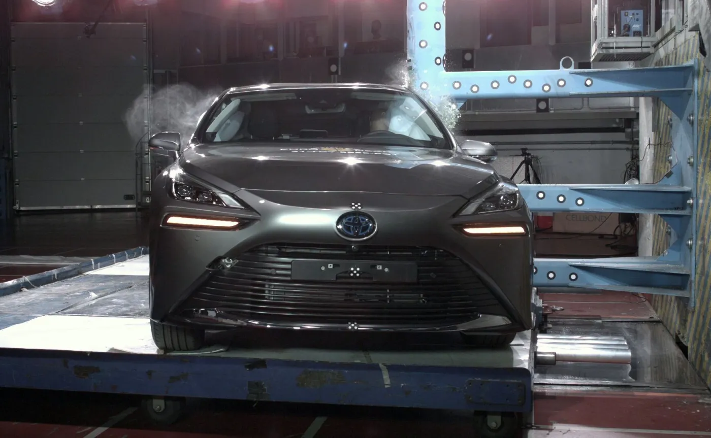 Nowa Toyota Mirai rozbita, wodór bezpieczny. Eksperci Euro NCAP pokazali dowody