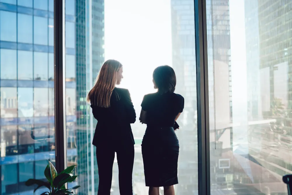 We Francji ponad 70 proc. pracowników nie chce już nosić masek w pracy. SONDAŻ