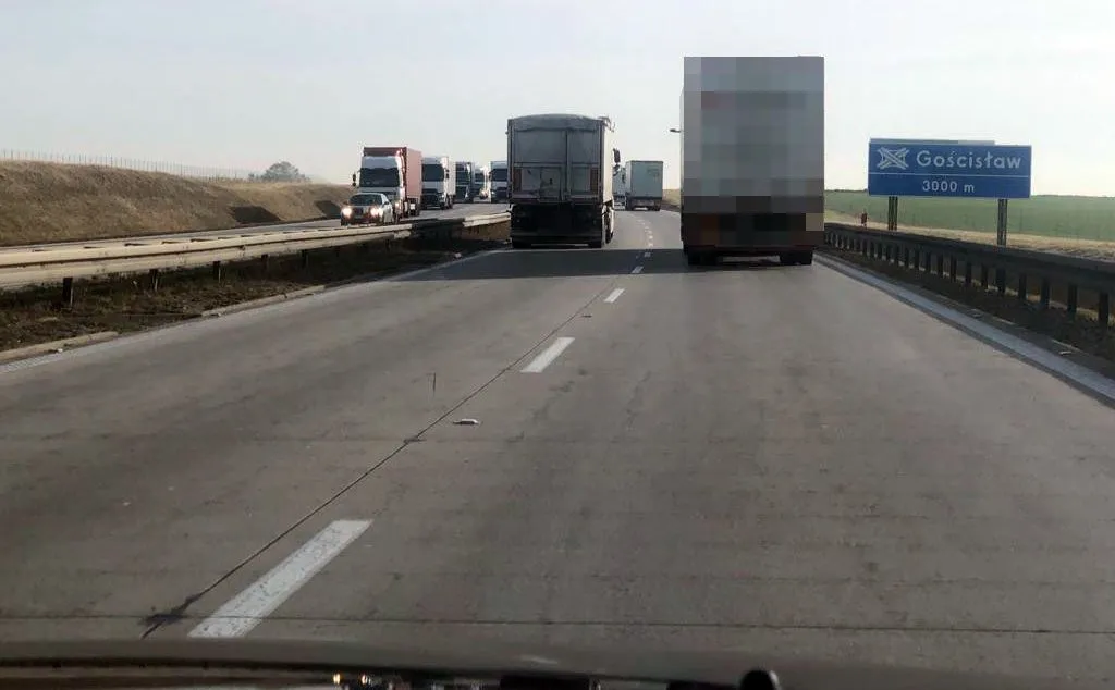 wyprzedzanie-sie-ciezarowek-na-autostradzie-a4-37277523.jpg