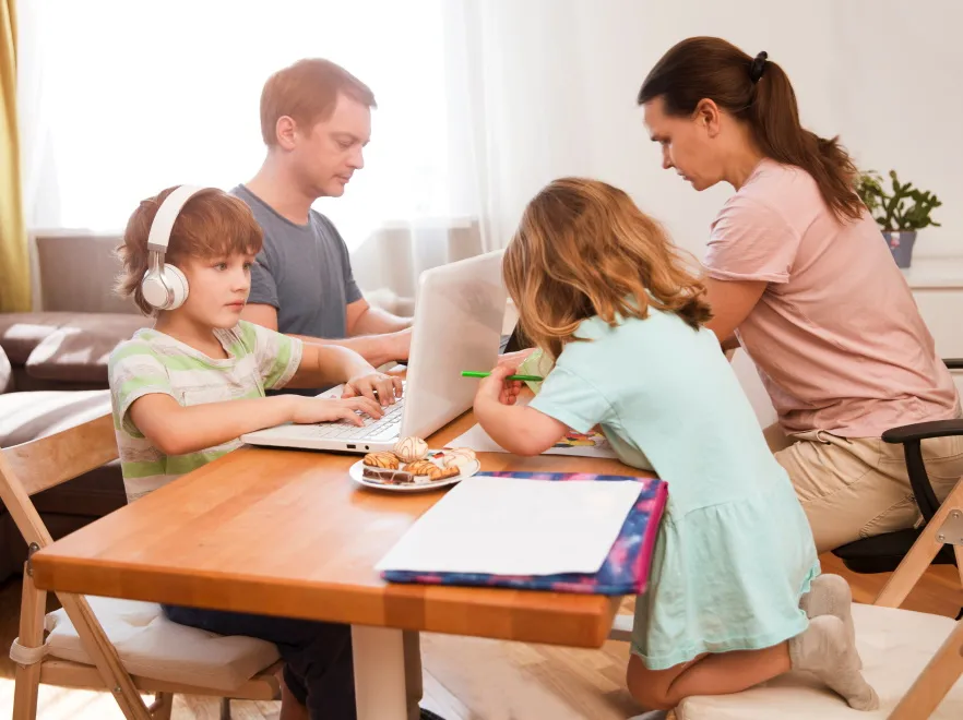 "Zjedzenie słonia po kawałku". 5 rad, jak wspierać dzieci w IV fali pandemii