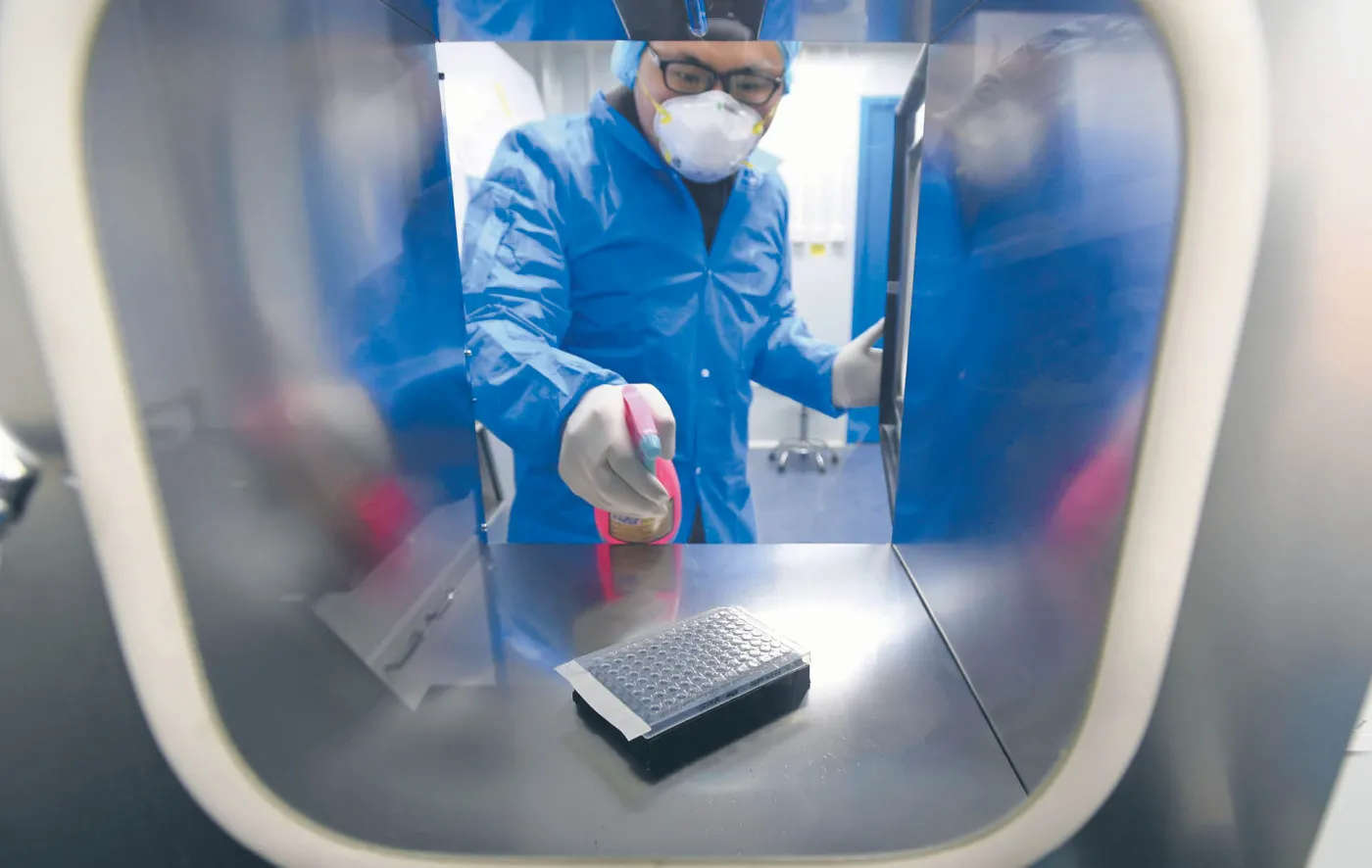 Restrykcje pandemiczne. RPO: Powinny być wprowadzane na podstawie ustawy, nie rozporządzenia