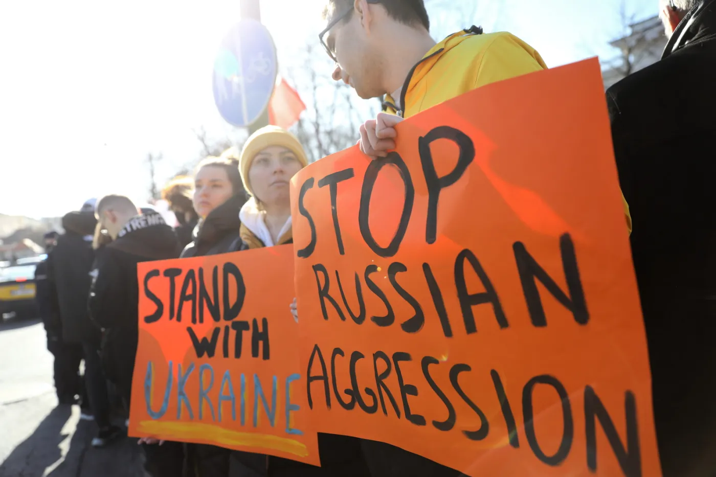 Przed Ambasadą Rosji w Polsce trwa protest przeciwko wojnie