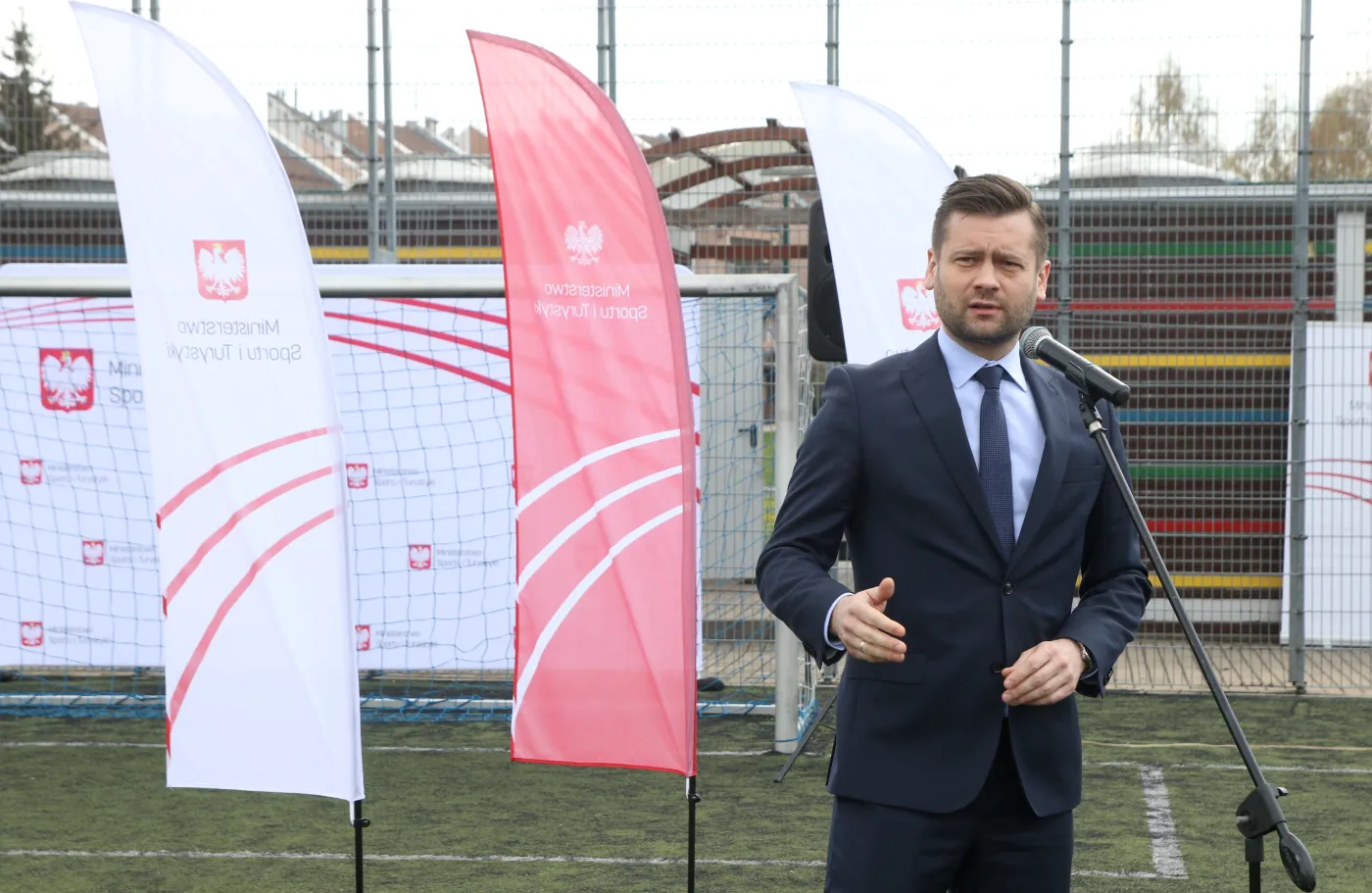 Minister sportu i turystyki Kamil Bortniczuk podczas briefingu prasowego w Otmuchowie