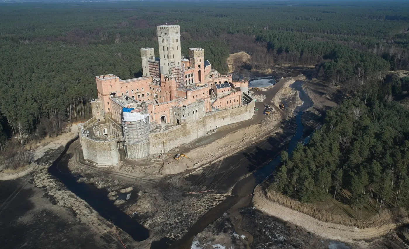 Sprawa zamku w Stobnicy. Sąd umorzył postępowanie karne wobec trzech oskarżonych