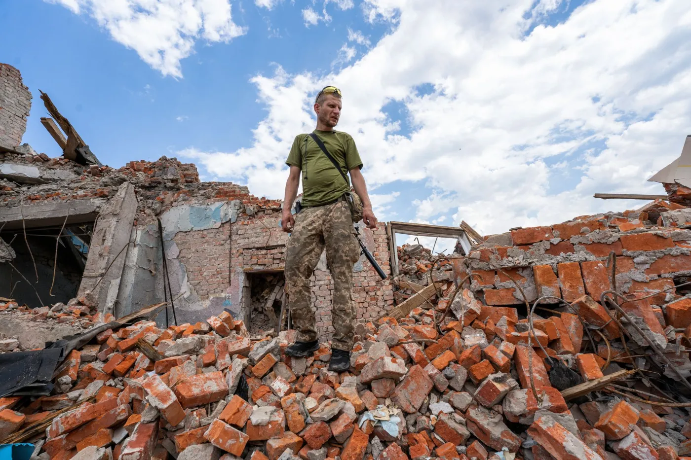 Zmasowany ostrzał Słowiańska. Centralny plac targowy w ogniu. [RELACJA NA ŻYWO]