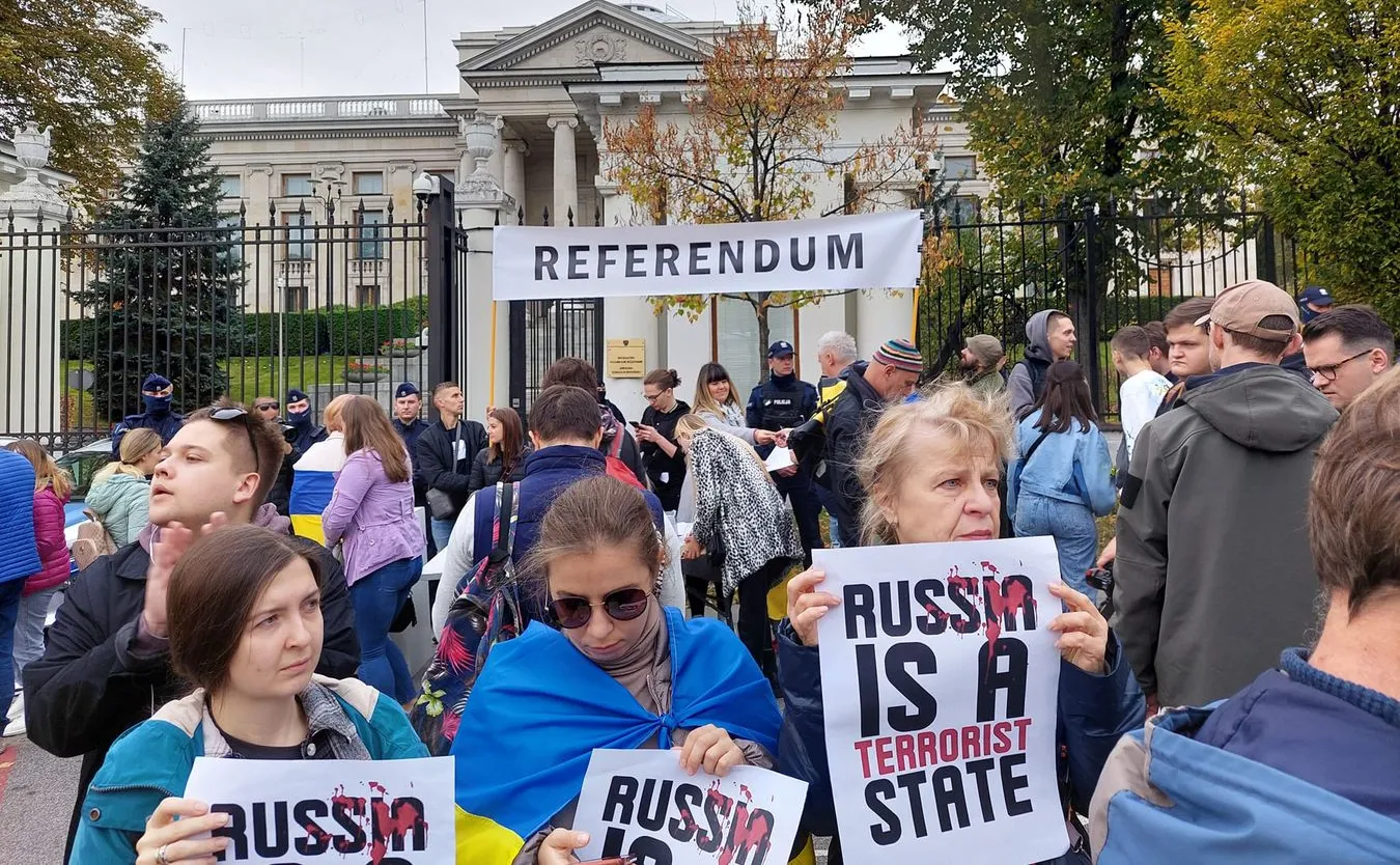 "Nasza ambasada". Tak w Warszawie Ukraińcy kpili z Putina [FOTO]