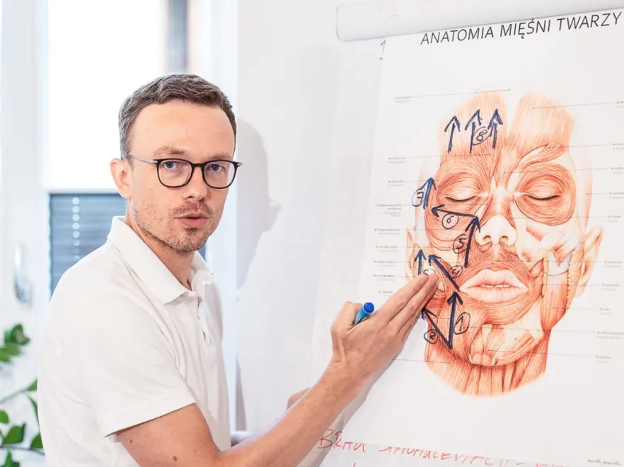 Witold Pyrkosz objaśnia anatomię mięśni twarzy.