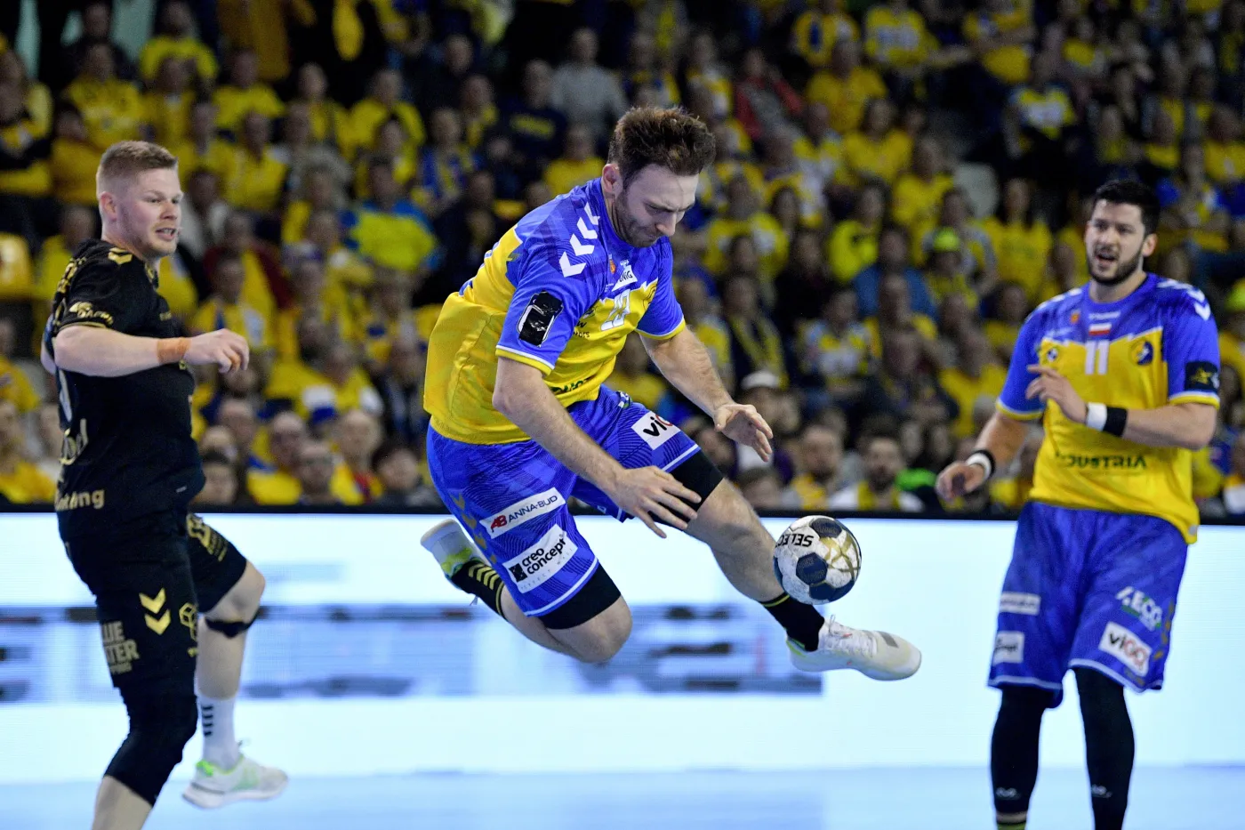 Zawodnik Industrii Kielce Arkadiusz Moryto (C) i Sebastian Barthold (L) z Aalborga Handbold 