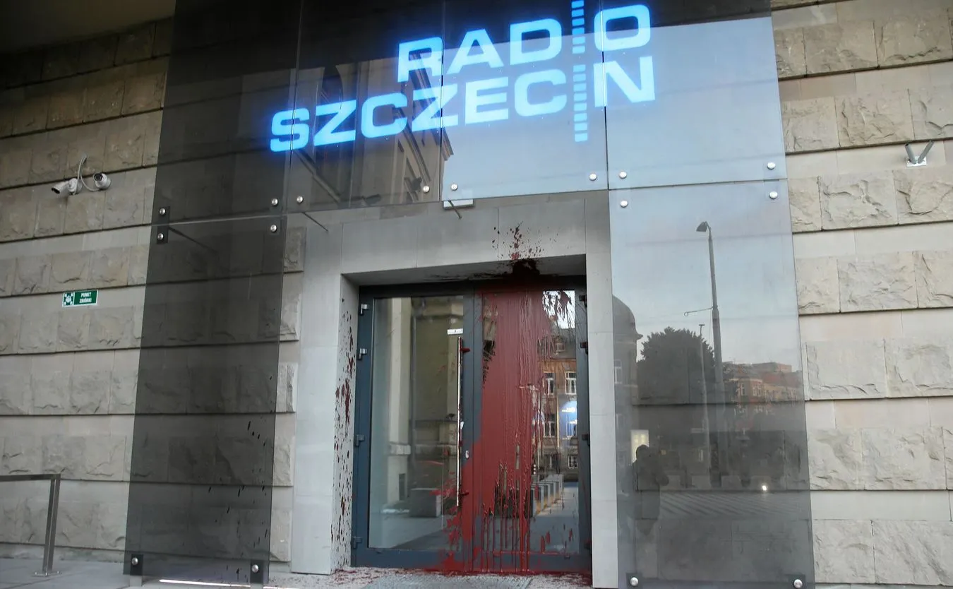 Wejście do Radia Szczecin oblano czerwoną farbą