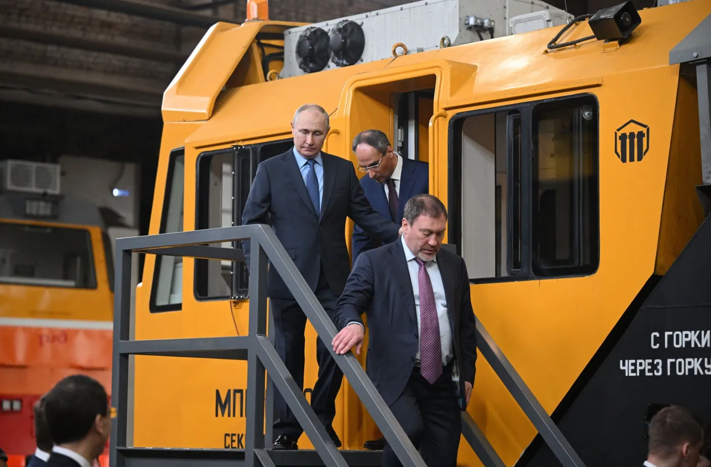 Władimir Putin podczas wizyty w fabryce w Tule