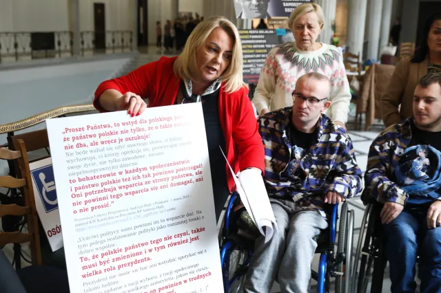 Niepełnosprawni zawieszają protest. Hartwich pisze o "powodach zdrowotnych"