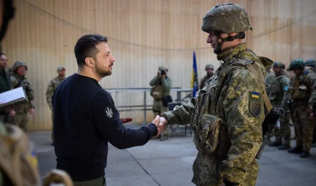 Zełenski na froncie, w "czerwonej strefie". Wygłosił do żołnierzy kilka słów