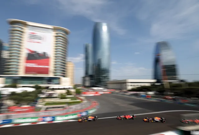 Dominacja Red Bulla na ulicznym torze w Baku. Sergio Perez pierwszy, Max Verstappen drugi