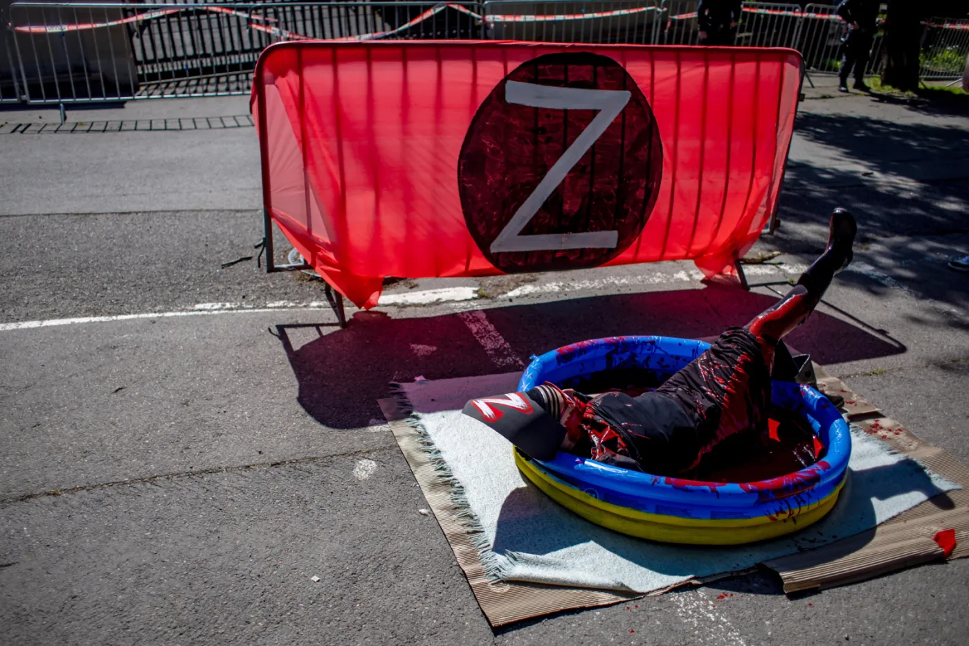 Aktywistka wykąpała się w czerwonej farbie przed ambasadą Rosji