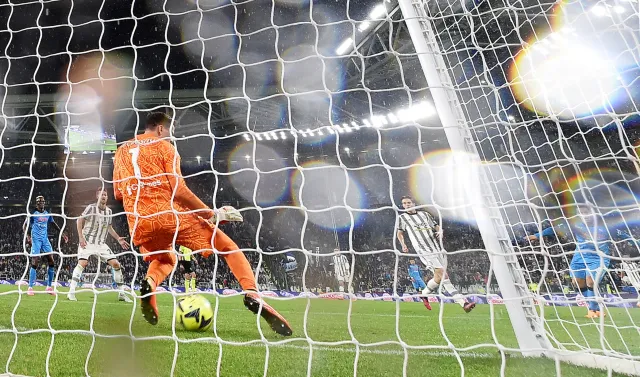 Szczęsny przepuścił piłkę między nogami. Triumf Napoli w Turynie [WIDEO]