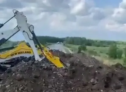 Koparki niszczą nawierzchnię drogi do Moskwy